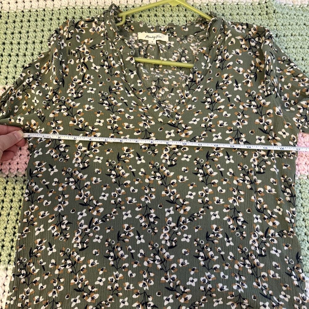 Monday Fun Green Floral Pleated Pullover 3/4 Sleeve V-Neck Blouse Size Small - Picture 10 of 16